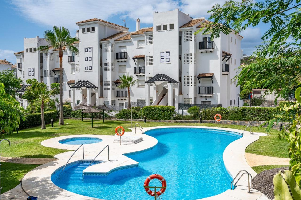Appartement 11 Modern Apt With Sea Views, Two Poolareas, Close To Parks & Beaches